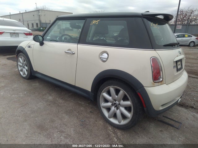 2006 MINI COOPER S WMWRE33526TJ34336 Photo 2