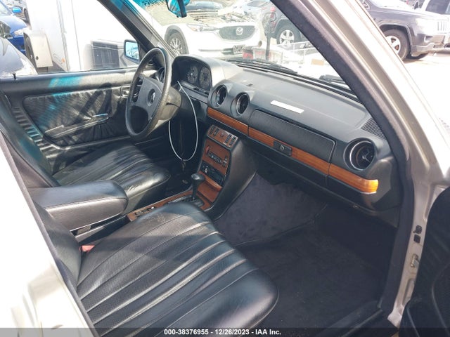 1983 MERCEDES-BENZ 300 DT VIN: WDBAB33A6DB023408