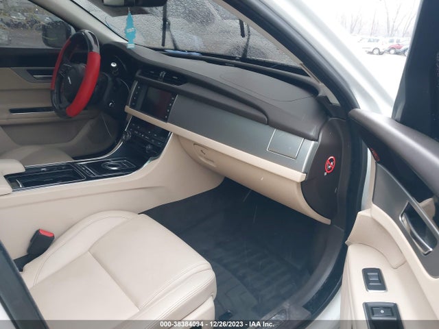 2016 JAGUAR XF SAJBJ4BV3GCY16801 Photo 4