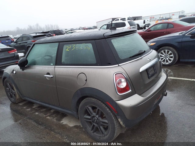 2011 MINI COOPER WMWSU3C51BT098637 Photo 2