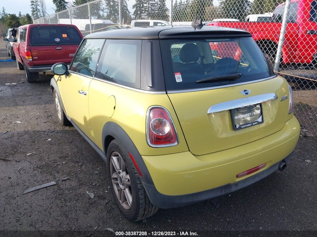 2011 MINI COOPER WMWSU3C57BTX95911 Photo 2