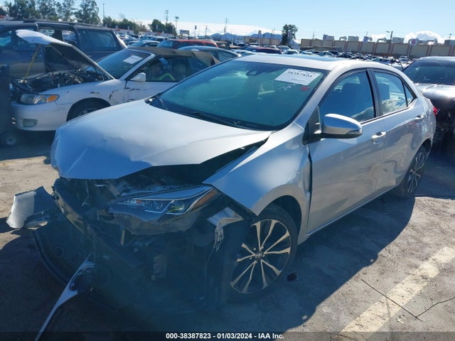 Toyota COROLLA SE 2018 5YFBURHE4JP811955 Image 2