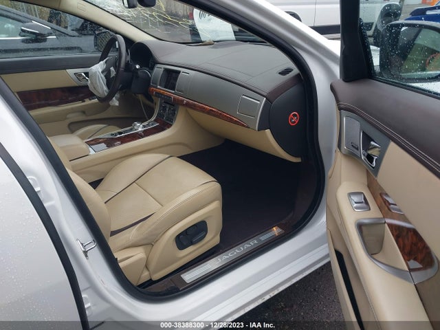 2015 JAGUAR XF SAJWJ0FF5F8U58096 Photo 4