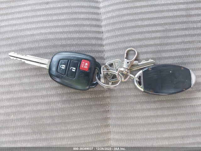 2015 TOYOTA RAV4 XLE VIN: 2T3WFREV0FW164807