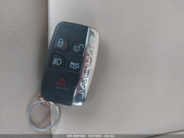 2017 JAGUAR XE SAJAD4BG2HA961328 Photo 10