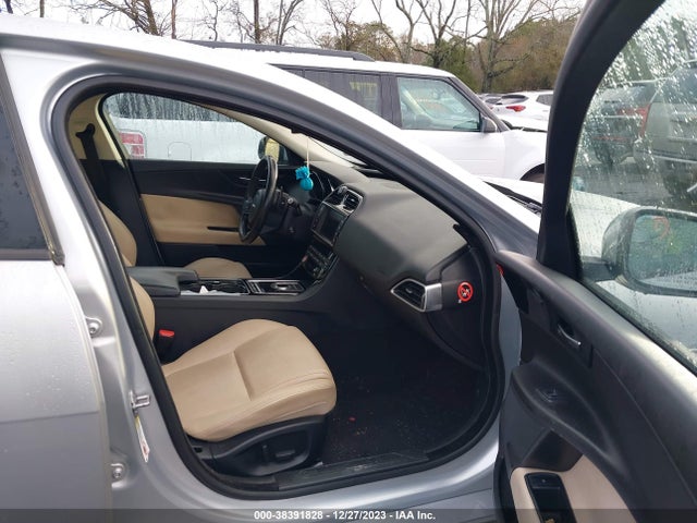 2017 JAGUAR XE SAJAD4BG2HA961328 Photo 4