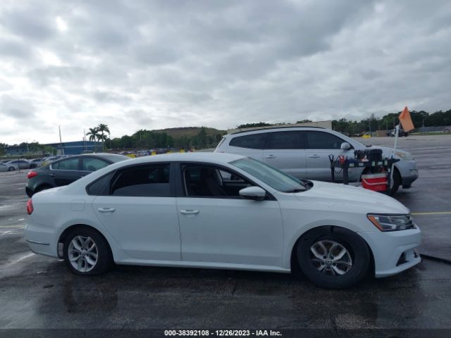 1VWAA7A39JC011577 Volkswagen Passat 2.0t R-line/2.0t S
