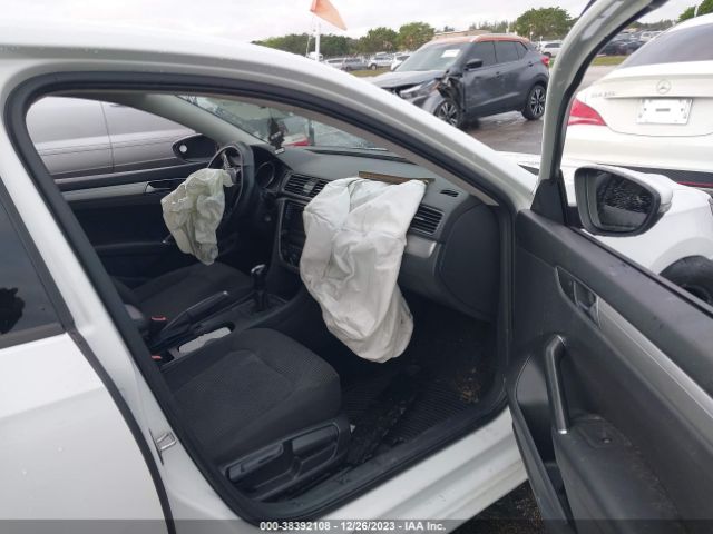 1VWAA7A39JC011577 Volkswagen Passat 2.0t R-line/2.0t S