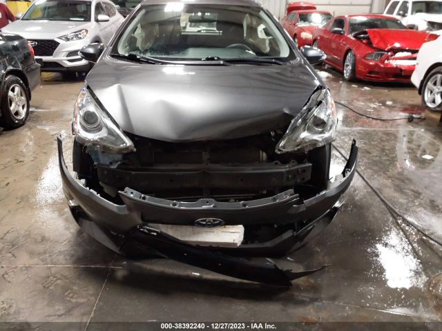 JTDKDTB39F1576677 Toyota Prius C Two