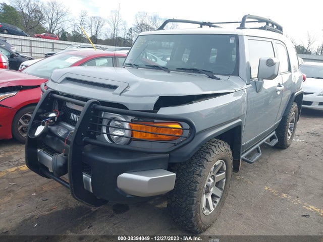 Toyota FJ Cruiser 2014 JTEBU4BF4EK187899 Image 2