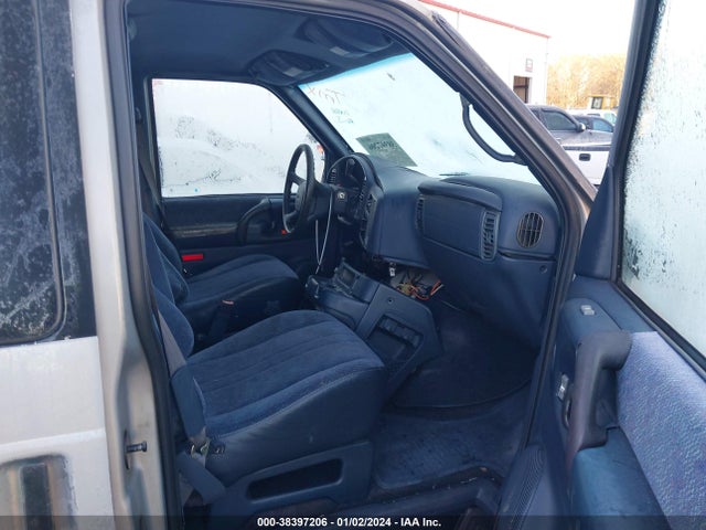 1998 GMC SAFARI SLE VIN: 1GKDM19W6WB522653