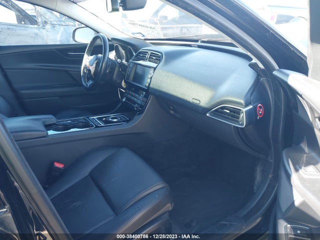 2017 JAGUAR XE SAJAR4BG0HA958767 Photo 4