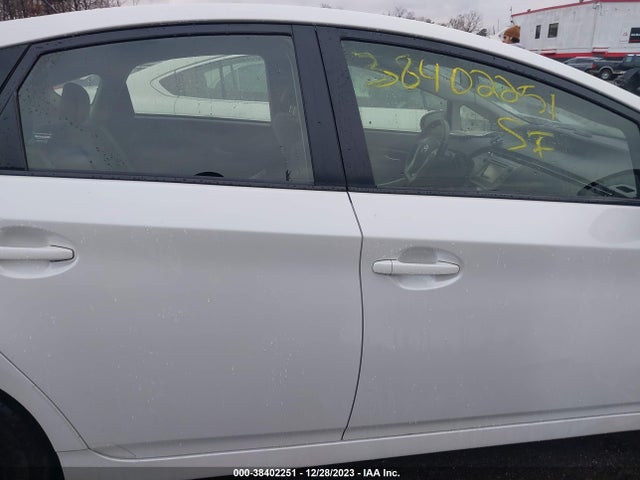 Toyota Prius Three 2015 JTDKN3DU7F0435728 Image 13