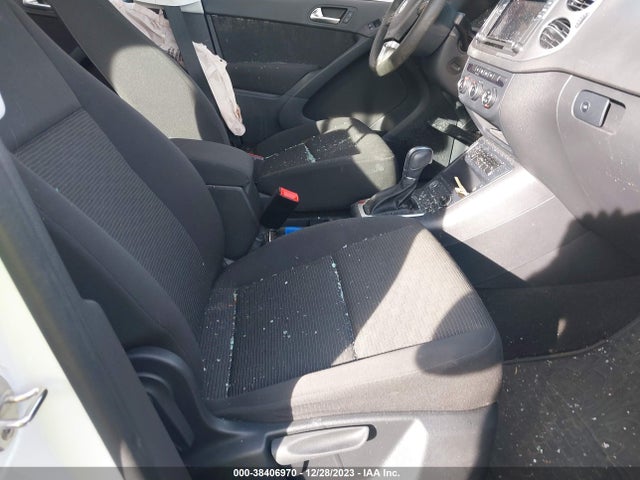 WVGBV7AX2HK054846 Volkswagen TIGUAN