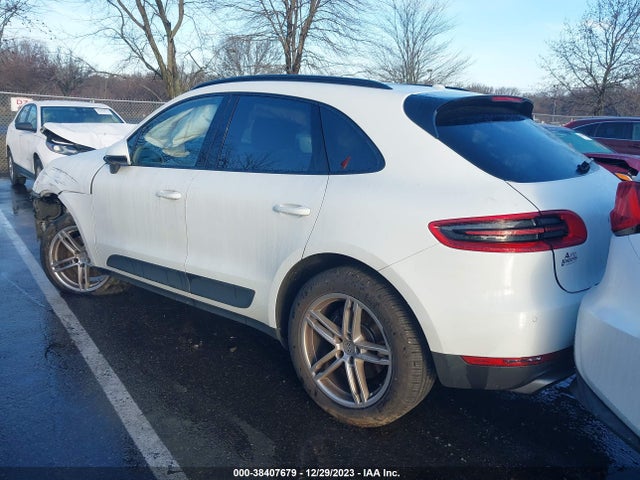 2017 PORSCHE MACAN WP1AA2A51HLB05937 Photo 2