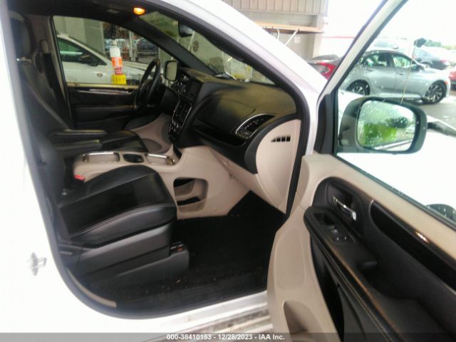 2C4RDGCG8JR215582 Dodge Grand Caravan Sxt