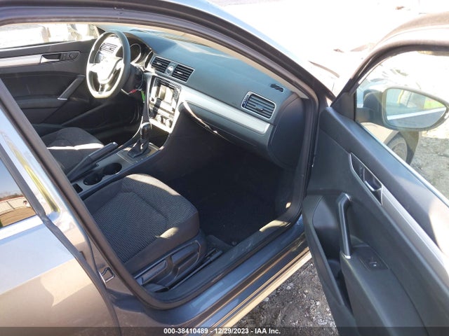 1VWAT7A32HC006967 Volkswagen Passat 1.8t S