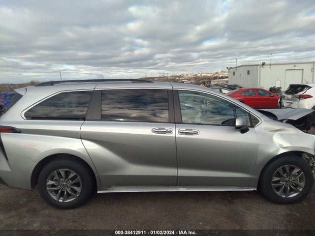 Toyota SIENNA XLE 2022 5TDYRKECXNS117046 Image 14