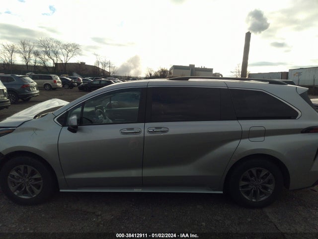 Toyota SIENNA XLE 2022 5TDYRKECXNS117046 Image 15