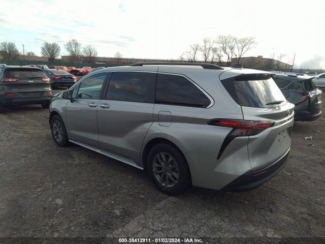 Toyota SIENNA XLE 2022 5TDYRKECXNS117046 Image 3