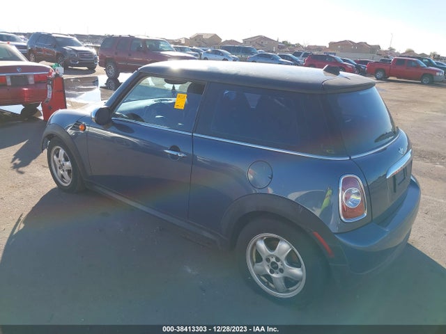 2011 MINI COOPER WMWSU3C52BT099165 Photo 2