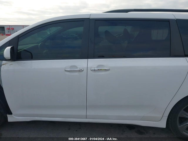 2018 TOYOTA SIENNA SE PREMIUM 8 PASSENGER VIN: 5TDXZ3DC6JS938562