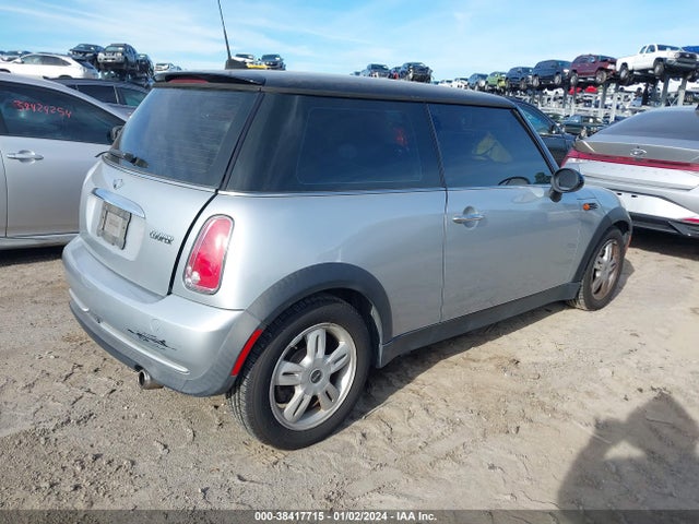 2006 MINI COOPER WMWRC33506TK72527 Photo 3