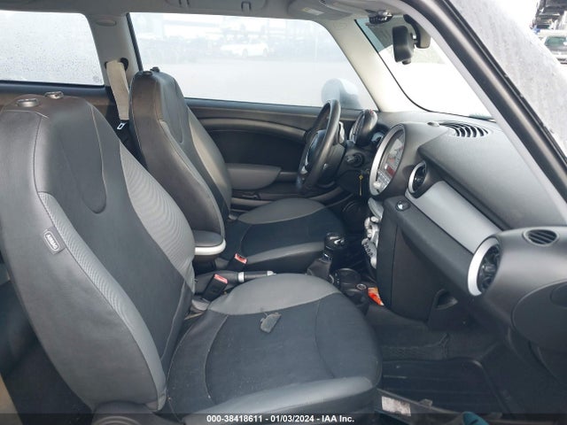 2009 MINI COOPER WMWMF33529TW70151 Photo 4