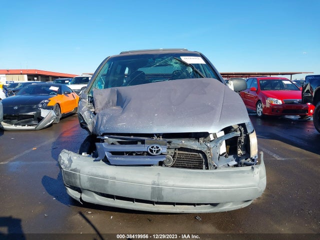 2000 TOYOTA SIENNA XLE VIN: 4T3ZF13C3YU305355