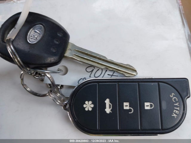 2006 KIA SEDONA EX/LX VIN: KNDMB233766022368