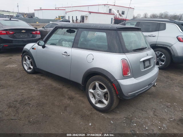 2006 MINI COOPER WMWRC33576TK73027 Photo 2