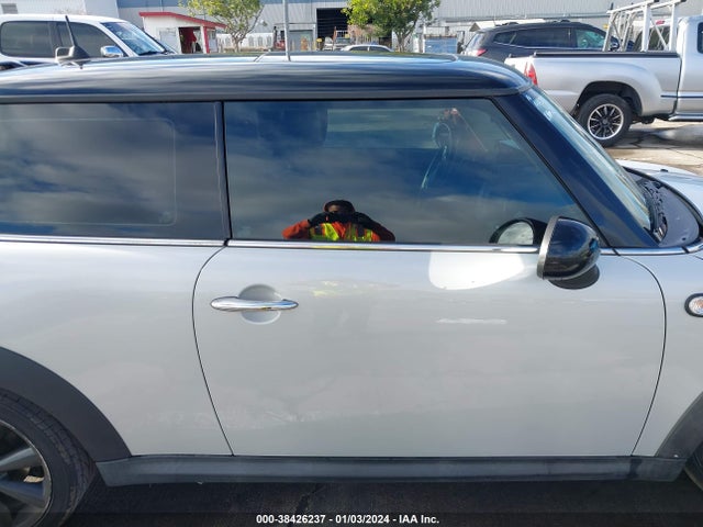 2011 MINI COOPER S VIN: WMWSV3C58BTY12857