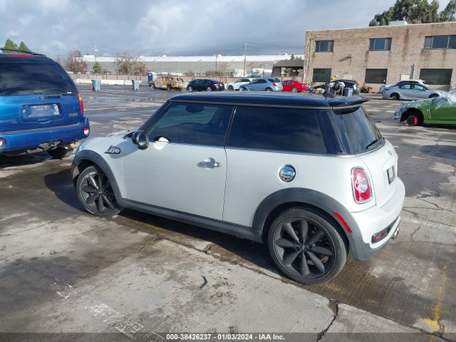 2011 MINI COOPER S WMWSV3C58BTY12857 Photo 2
