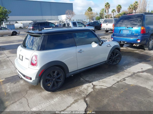 2011 MINI COOPER S WMWSV3C58BTY12857 Photo 3