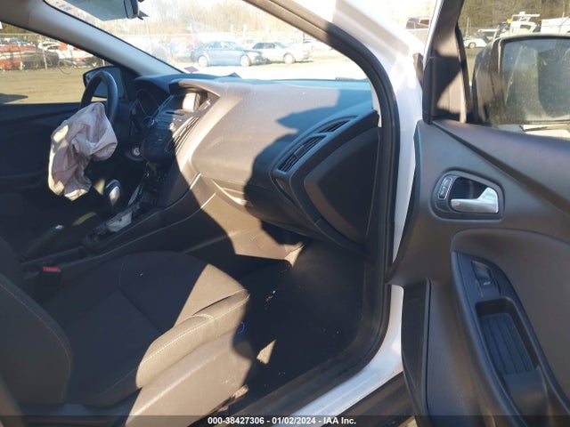Ford FOCUS SE 2016 1FADP3F22GL308048 Image 5