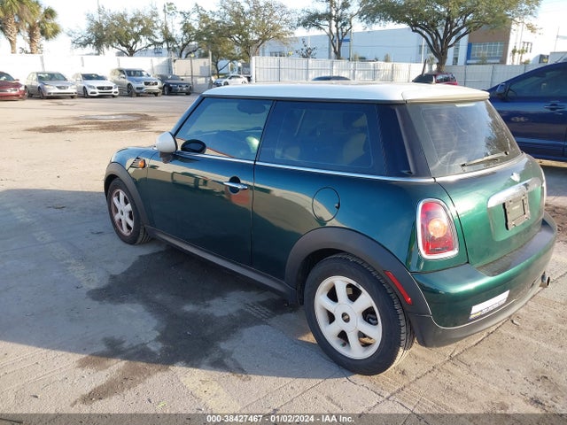 2008 MINI COOPER WMWMF33528TU68652 Photo 2