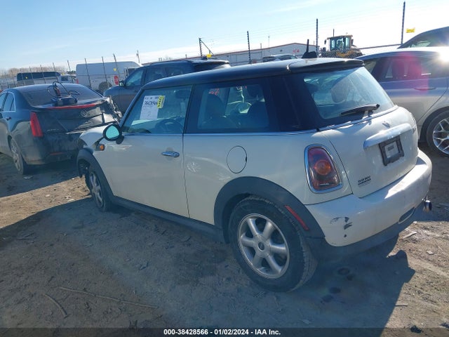 2008 MINI COOPER WMWMF33518TU67590 Photo 2