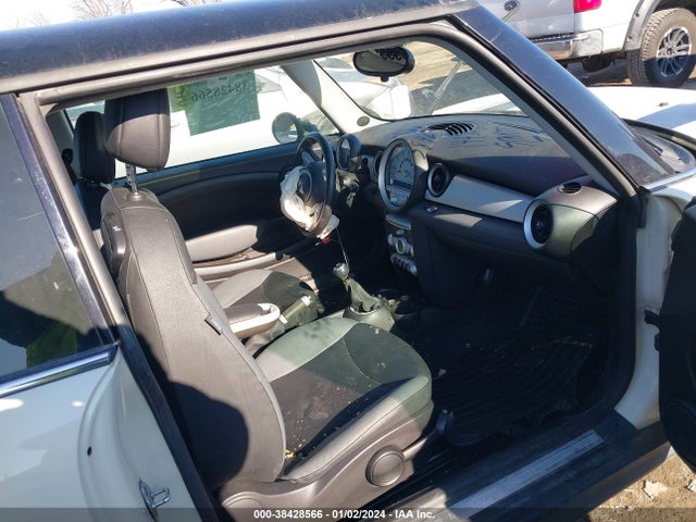 2008 MINI COOPER WMWMF33518TU67590 Photo 4