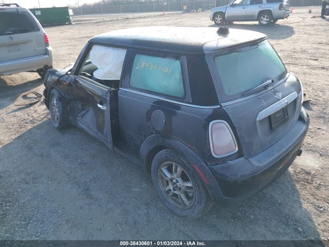 2011 MINI COOPER WMWSU3C55BT096681 Photo 2