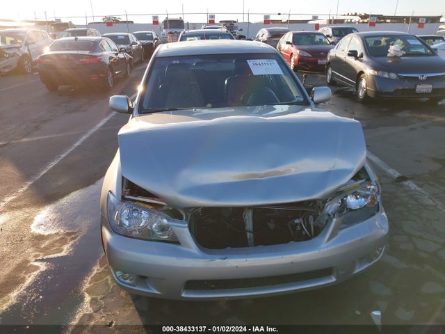 2002 LEXUS IS 300 BASE W/5-SPEED AUTO VIN: JTHBD192120055517