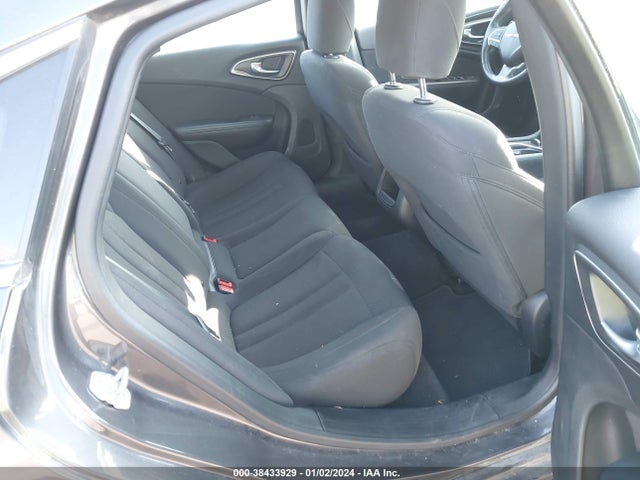 38433929 :رقم المزاد ، 1C3CCCAB4FN606939 vin ، 2015 Chrysler 200 Limited مزاد بيع