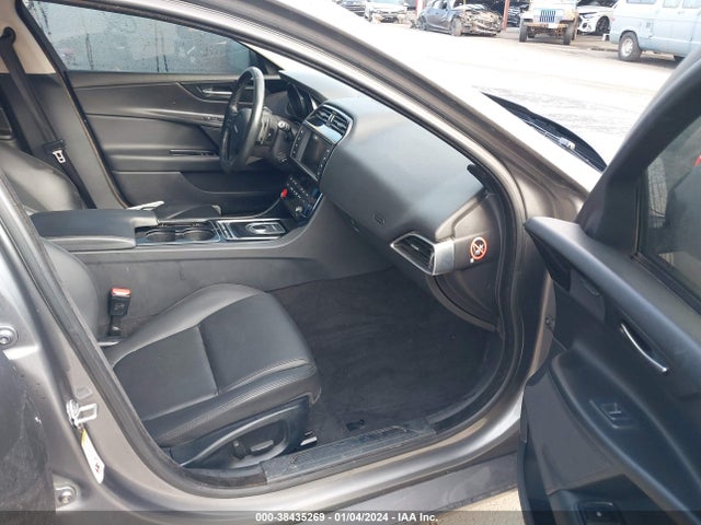 2017 JAGUAR XE SAJAD4BV9HA965603 Photo 4