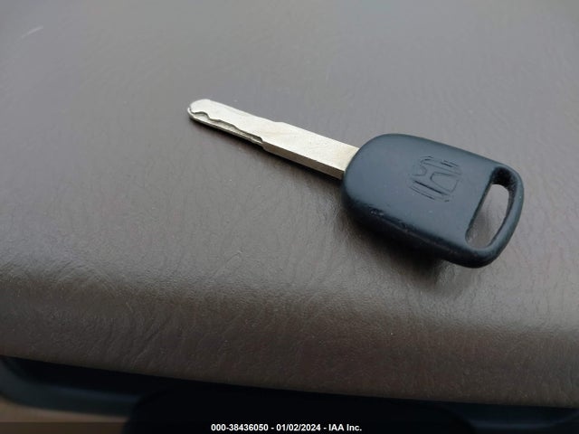 2004 HONDA PILOT LX VIN: 2HKYF18184H537406