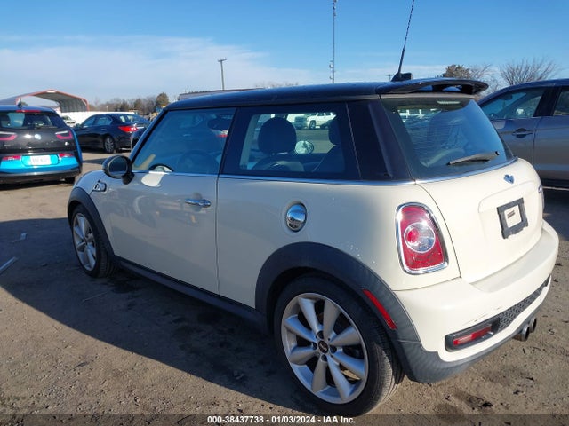 2011 MINI COOPER S WMWSV3C55BTY11911 Photo 2