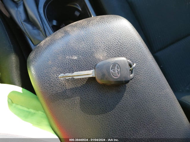 Toyota RAV4 LE 2018 JTMBFREV8JJ244135 Image 11