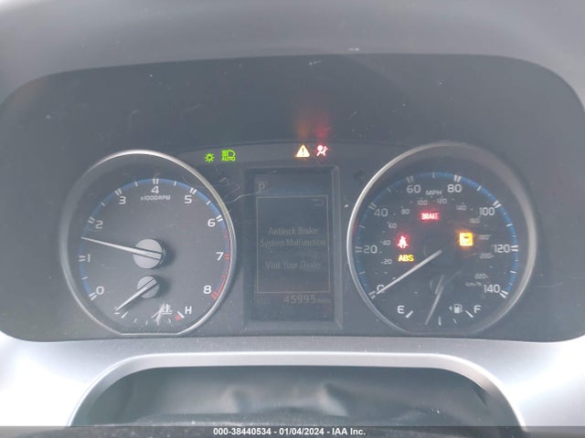 Toyota RAV4 LE 2018 JTMBFREV8JJ244135 Image 7