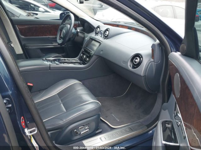 2011 JAGUAR XJ SAJWA2GB7BLV16627 Photo 4