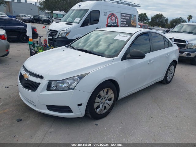 Chevrolet Cruze Ls Auto 2014 1G1PA5SHXE7435305 Image 2