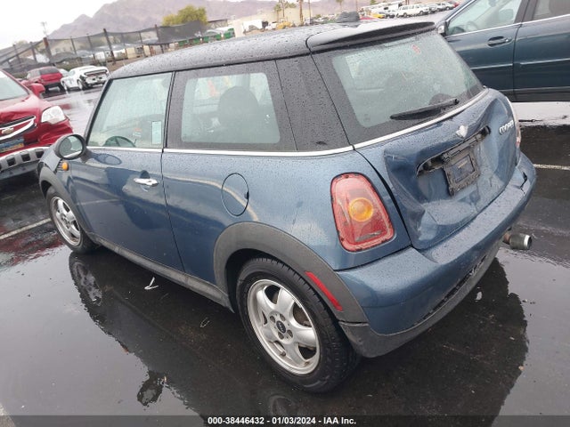 2010 MINI COOPER WMWMF3C55ATZ62641 Photo 2