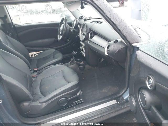 2010 MINI COOPER WMWMF3C55ATZ62641 Photo 4